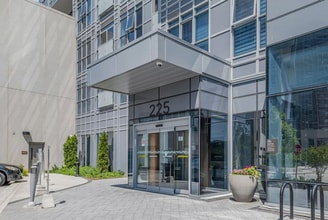 Building Photo - 225 Village Green Sq