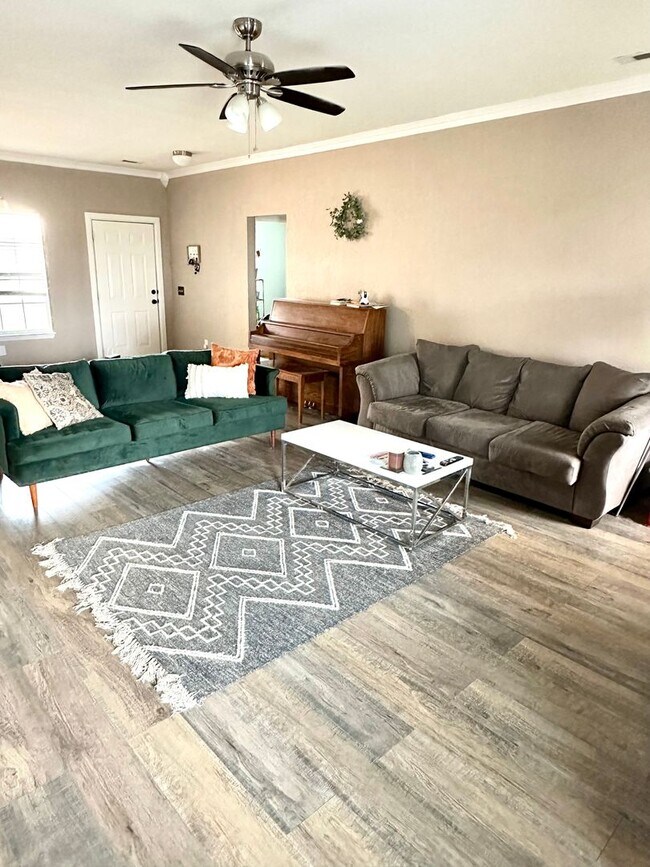 Building Photo - 3 BEDROOM 2 FULL BATH HOME LOCATED IN PEA ...