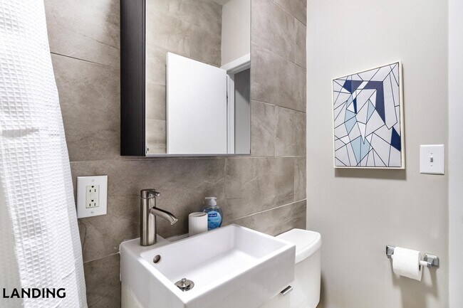 Building Photo - 265 College St