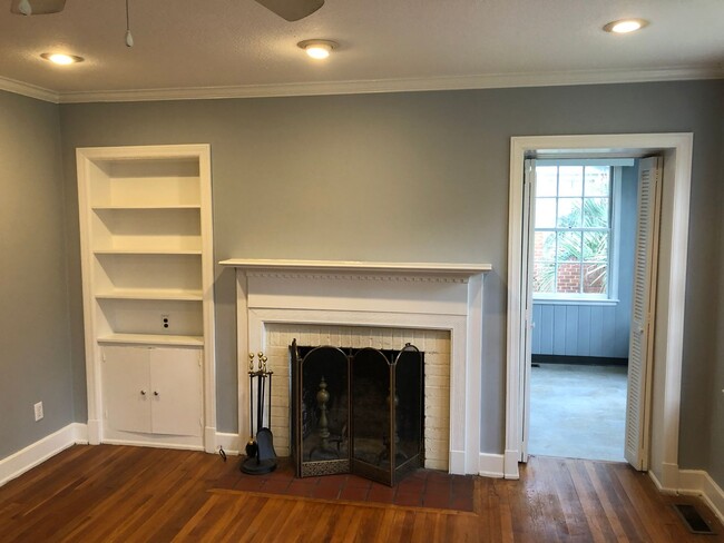 Building Photo - BEAUTIFUL COTTAGE STYLE HOME