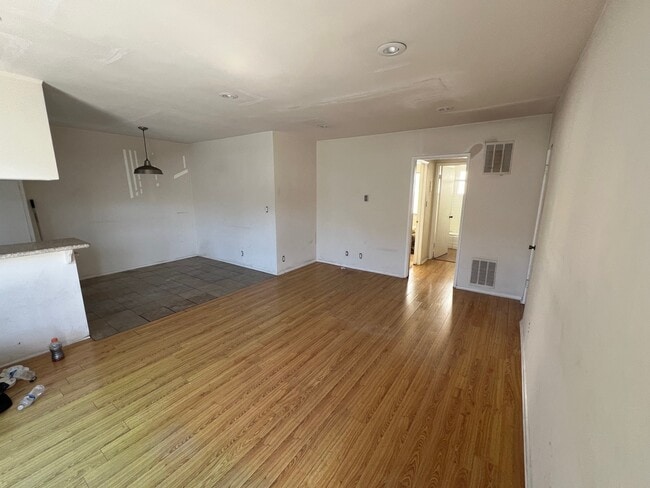 Building Photo - 143 S St Andrews Pl