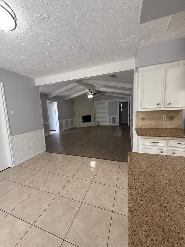 Building Photo - Really spacious 4bed/2bath single family home