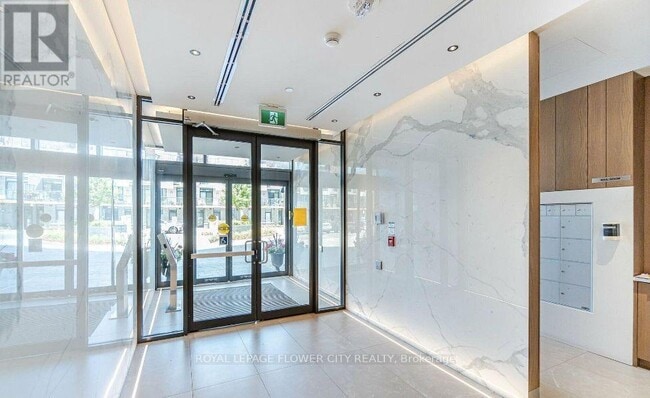 Building Photo - 1255 Bayly St