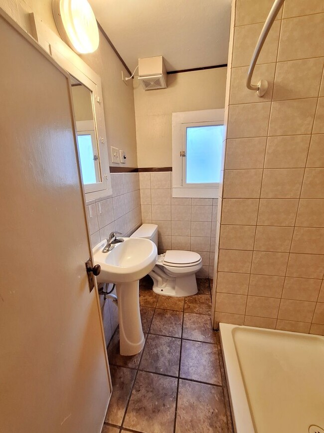 Building Photo - Charming 2 bed 1 bath