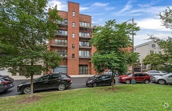 Building Photo - 1926 N Lincoln Park W