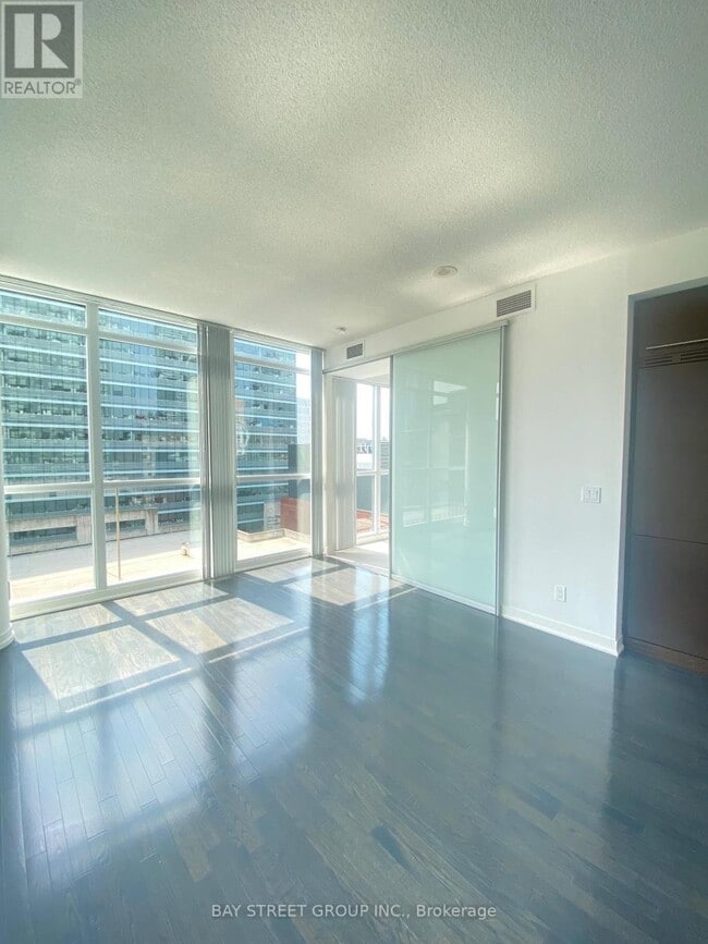 Photo du bâtiment - 770-1770 Bay St.