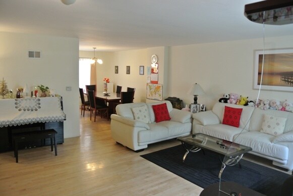 Foto del edificio - 3552A N Pine Grove Ave