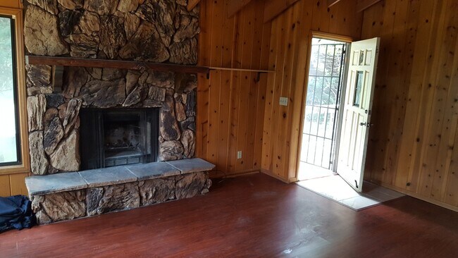 Building Photo - Three Bedroom Cabin