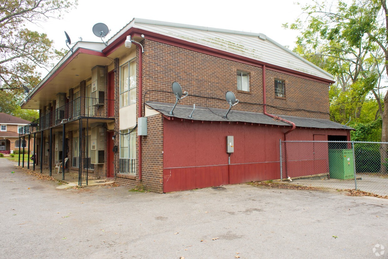 Building Photo - Twin Oaks Apartment