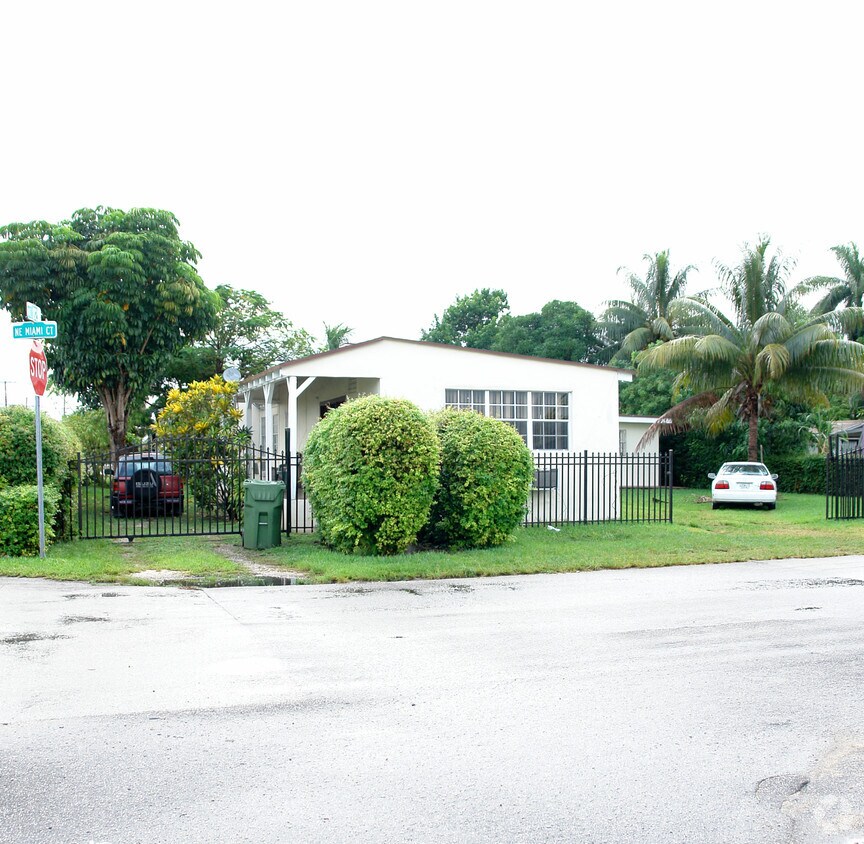 Building Photo - 8235 NE Miami Ct