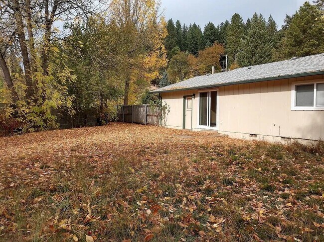 Building Photo - 649 SW Pioneer Dr