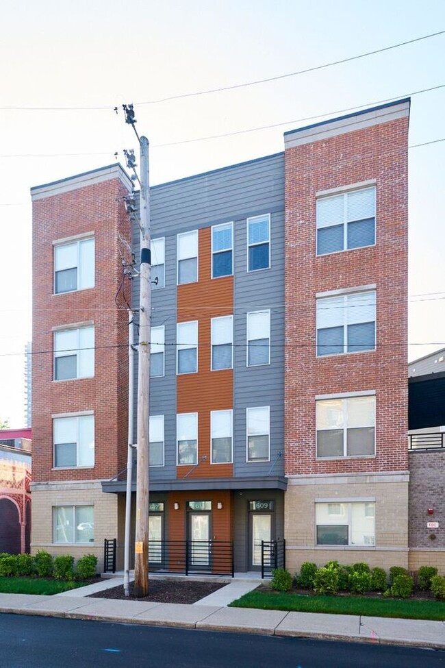 Building Photo - Beautiful Townhome in Downtown Indianapolis