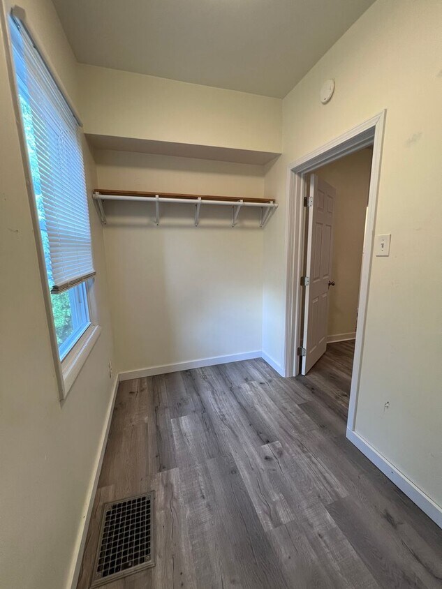 10 Exeter St Unit Floor 1, Pittsburgh, PA 15217 Room for Rent in