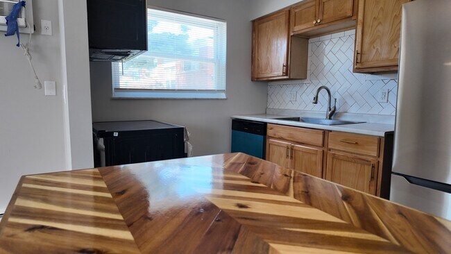 Foto del edificio - Freshly Renovated 2-Bed Gem with Artistic Finishes + Garage Option in Cincinnati