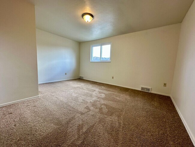 Foto del edificio - Spacious 2BR Townhome with Washer and Dryer Hook-ups & Yard! Call us Today for a Showing!