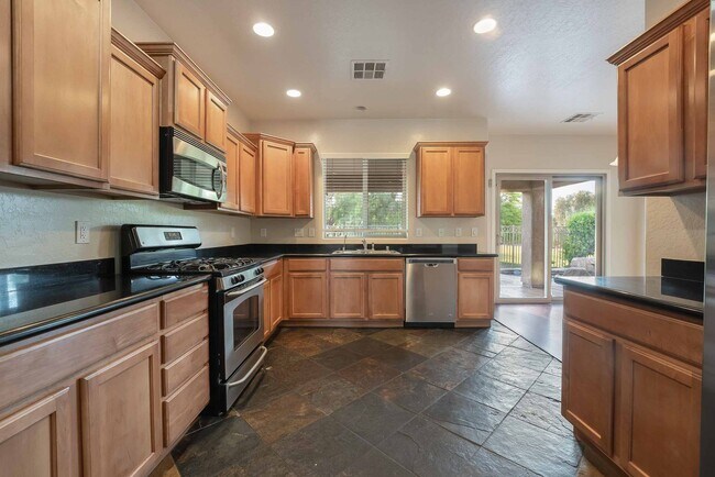 Building Photo - Tranquil Oasis: Golf Course Views!