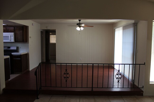 Foto del edificio - Updated 2 Bedroom Duplex Ready To Go!!!