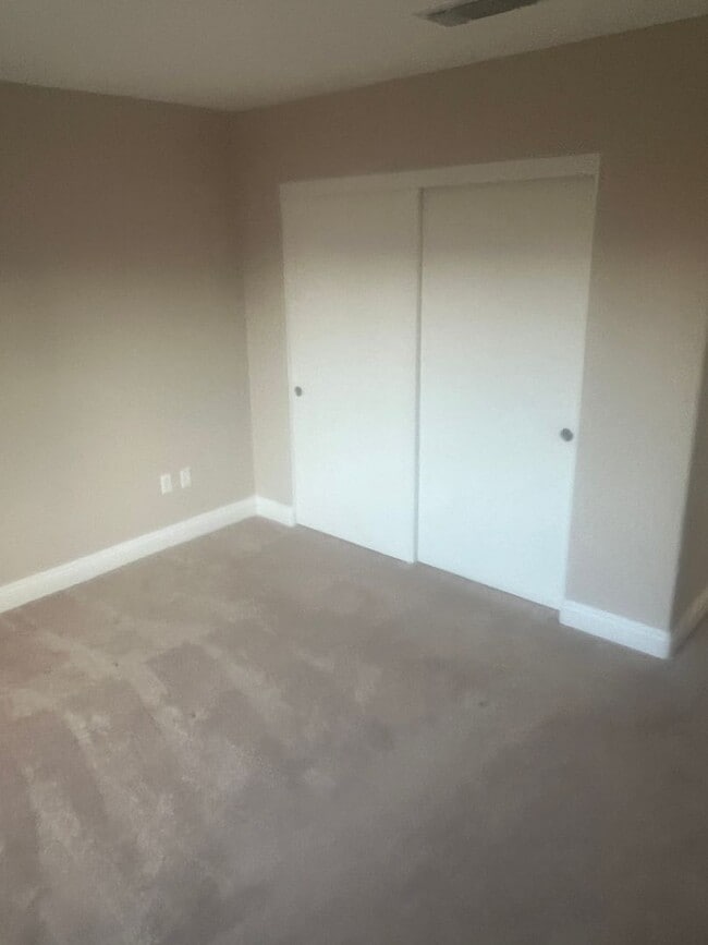 Building Photo - Beautiful Attached Dual Townhouse