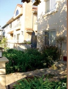 Foto del edificio - 328-330 S Doheny Dr