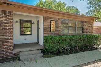 Building Photo - 2908 Lynell Dr