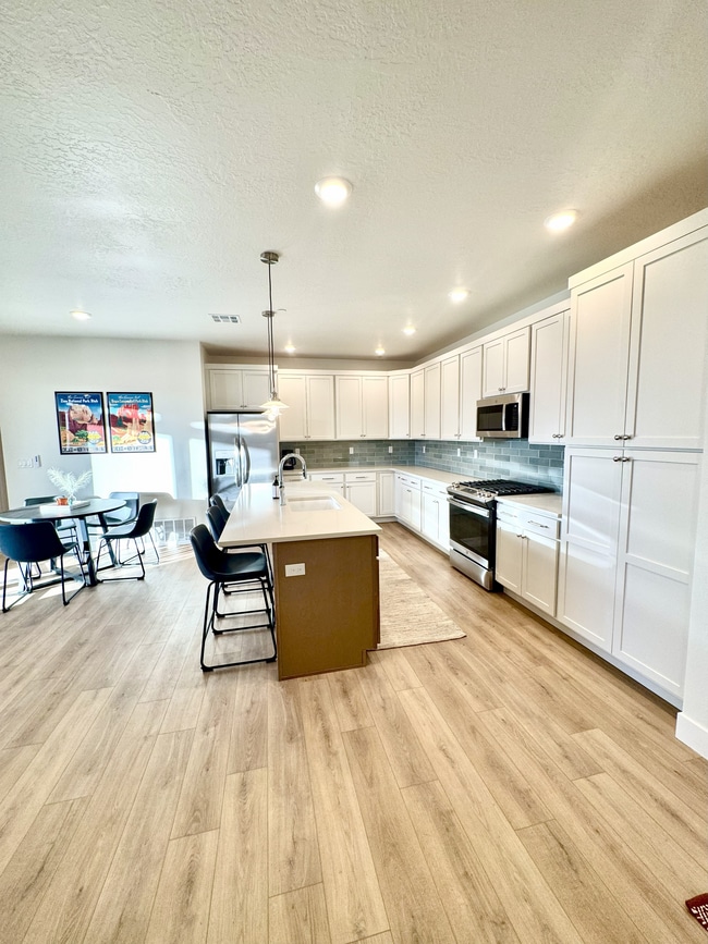 Building Photo - Desert Color Condo