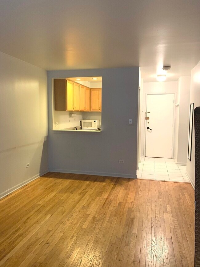 Building Photo - 510 W Fullerton Pkwy