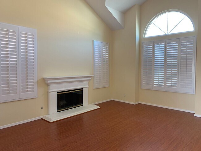 Foto del edificio - STUNNING 3 BEDROOM 2.5 BATH IRVINE HOME AVAILABLE NOW!