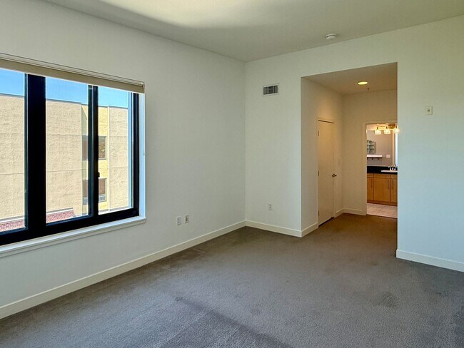 Foto del edificio - Spacious, Luxurious Modern 2 Bedroom, 2 Bathroom condo on the Top Floor of the Highly Desired Pla...