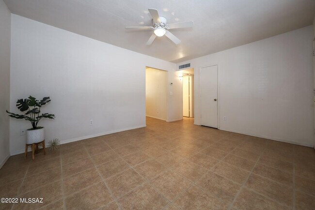Foto del edificio - 3004 N Sparkman Blvd