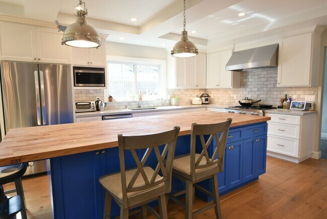 Building Photo - Stunning Custom Remodeled 5 Bedroom 3 Bath...
