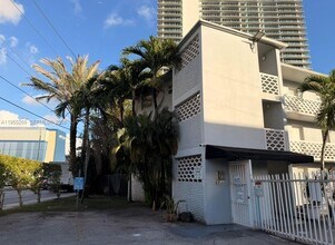 Building Photo - 1610 NW N River Dr