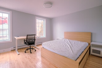 Building Photo - 236 Rue Notre-Dame-de-l'île