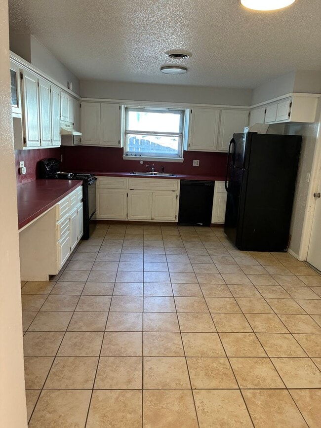 Foto del edificio - ACROSS FROM EISENHOWER SCHOOLS!! No Pets!