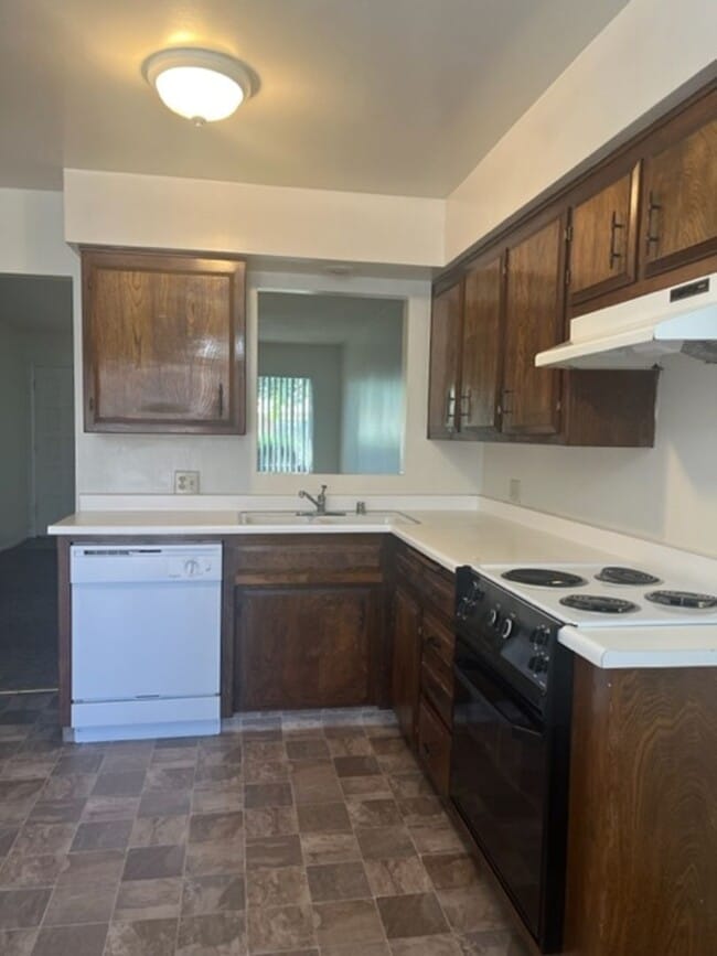 Building Photo - 2200 Courtleigh Dr