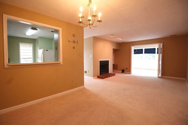 Foto del edificio - Large upper-level condo