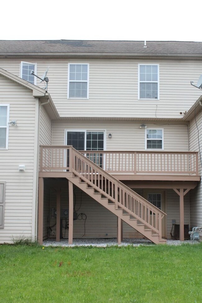 Building Photo - 450 Fisher Dr