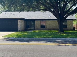 Building Photo - 1307 T H Johnson Dr