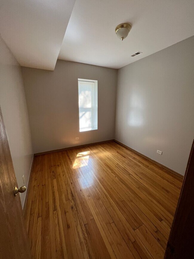 Building Photo - Fantastic 2 bed / 1 bath for rent located ...