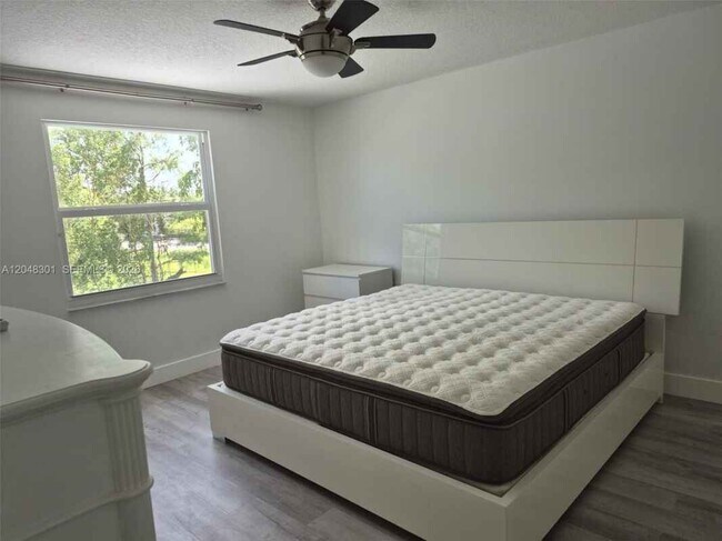 Building Photo - 5820 SW 58th Ct