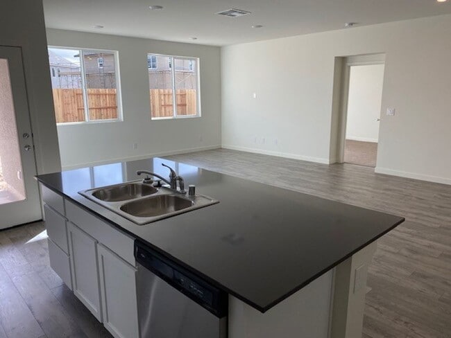 Foto del edificio - Nearly New DR Horton Home 3 Bedroom, 2 Bath, 2 Car Garage