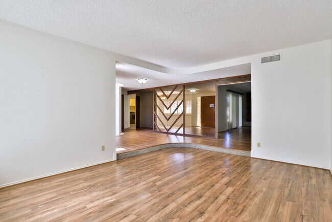 Building Photo - 4514 W Echo Ln