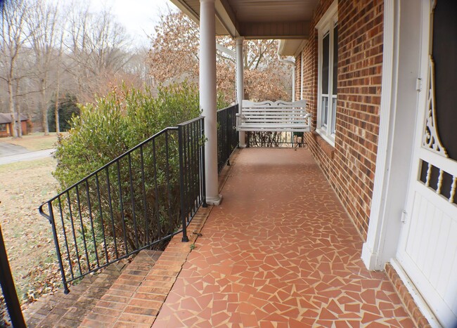 Building Photo - Cute brick ranch 3 bedroom, 2 bathroom in ...