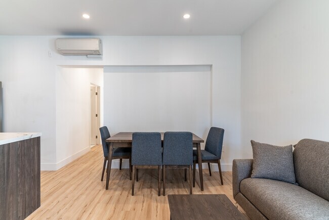 Foto del edificio - 1213 W 24th St