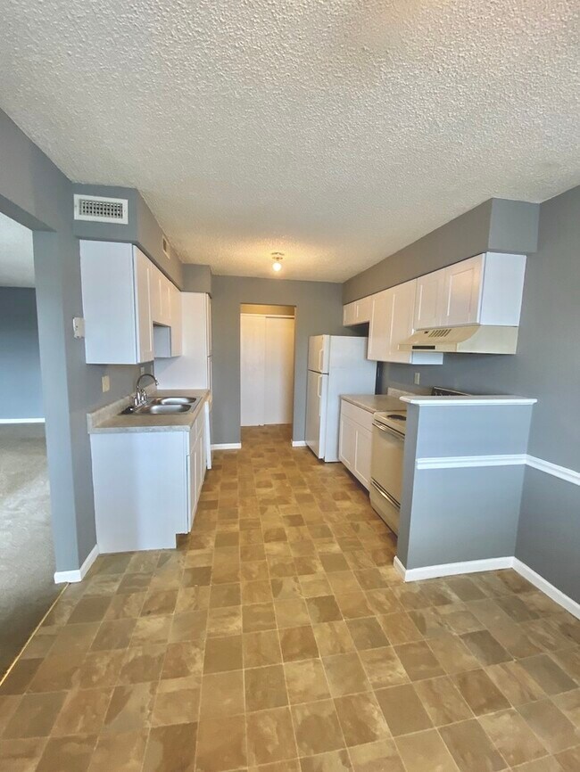 Building Photo - Updated 2 Bedroom Fairfield Condo