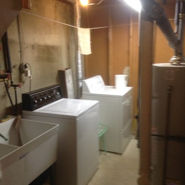 Building Photo - 9702 Helmsley Way