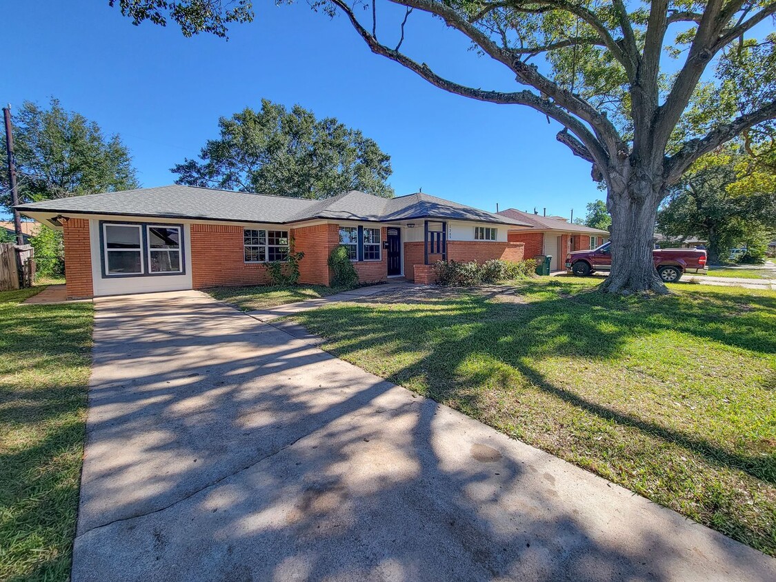 Foto principal - BEAUTIFUL REMODELED BRICK 4 BEDROOCK 2 BAT...