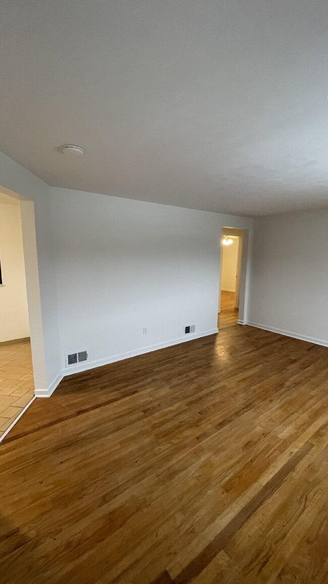 Building Photo - Charming 3 bed, 2 bath with finished basement!