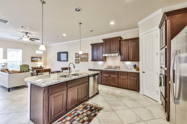 Amplia cocina con despensa - 1410 Upland Orchard Dr