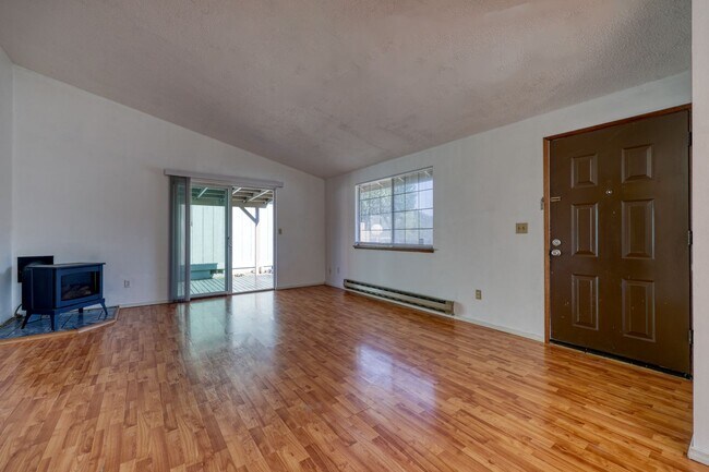 Foto del edificio - Cozy Lacey Rambler - Move-In Ready now! 3 bed 1 bath patio home - North Thurston S.D.