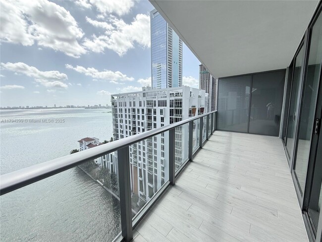 Foto del edificio - 460 NE 28th St